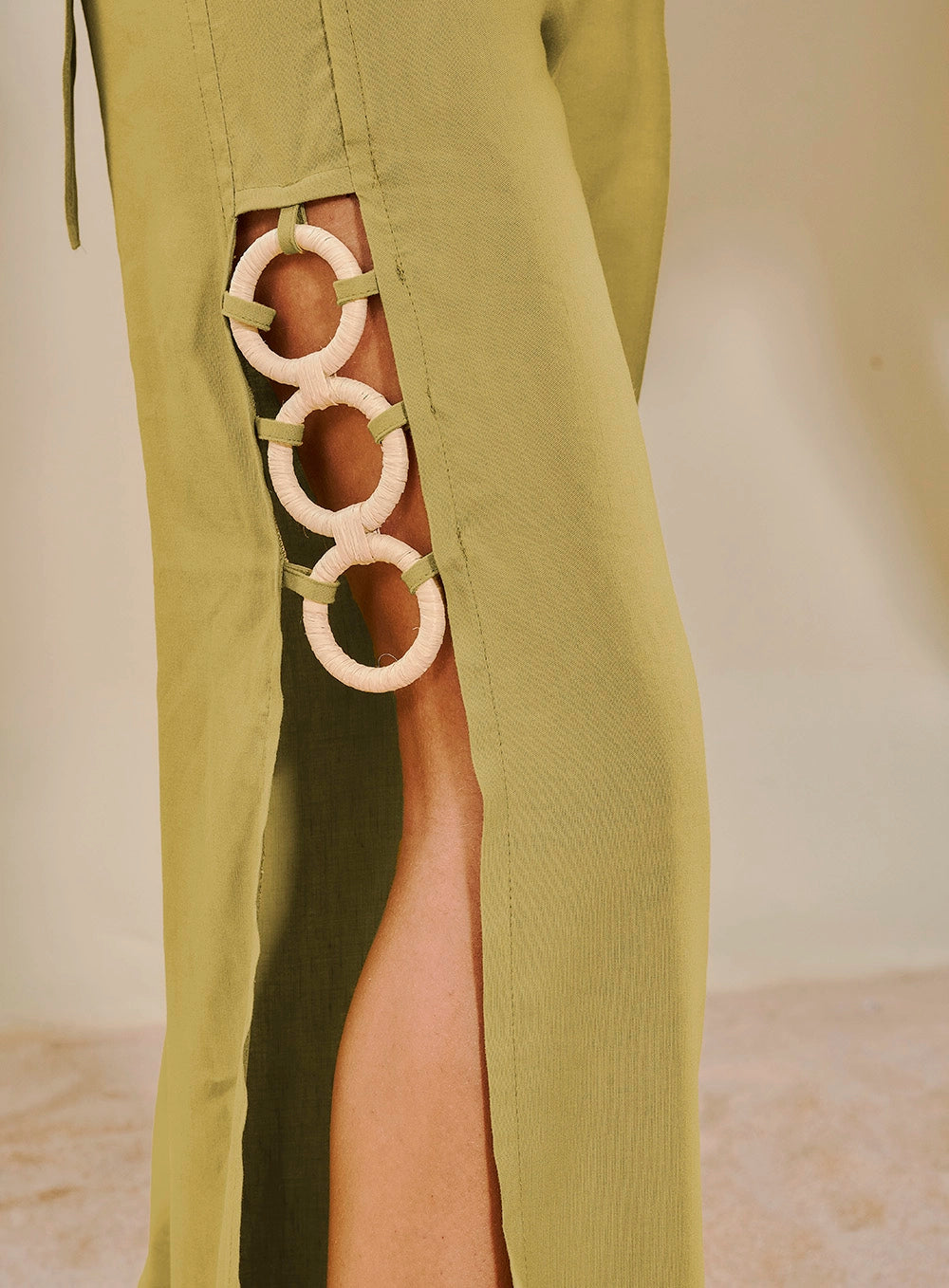 Macacão Pantalona De Linho Com Argolas Laterais